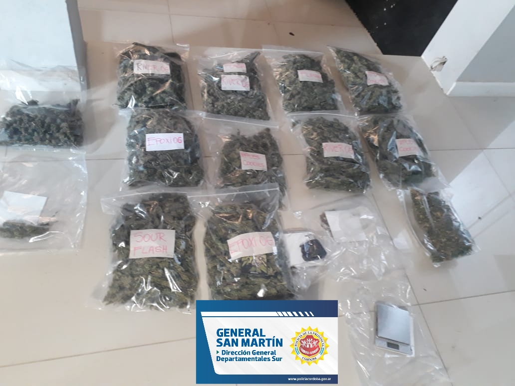 PoliciaCbaOf's tweet photo. Allanamientos en #GralDeheza y #GralCabrera con 2 detenidos y secuestro de celulares, tarjetas de crédito y débito, dinero en moneda nacional y extranjera y estupefacientes. Los operativos se realizaron por estafas en San Francisco. #URDGralSanMartín https://t.co/mtpiPk0uKx