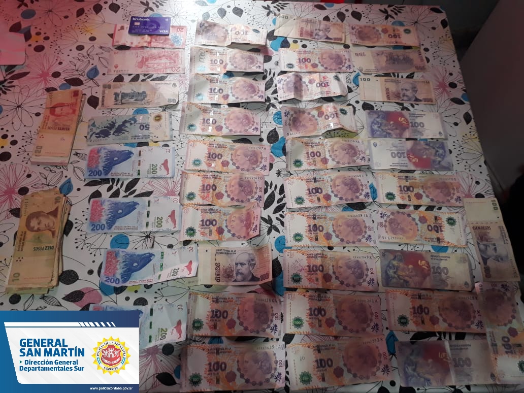 PoliciaCbaOf's tweet photo. Allanamientos en #GralDeheza y #GralCabrera con 2 detenidos y secuestro de celulares, tarjetas de crédito y débito, dinero en moneda nacional y extranjera y estupefacientes. Los operativos se realizaron por estafas en San Francisco. #URDGralSanMartín https://t.co/mtpiPk0uKx