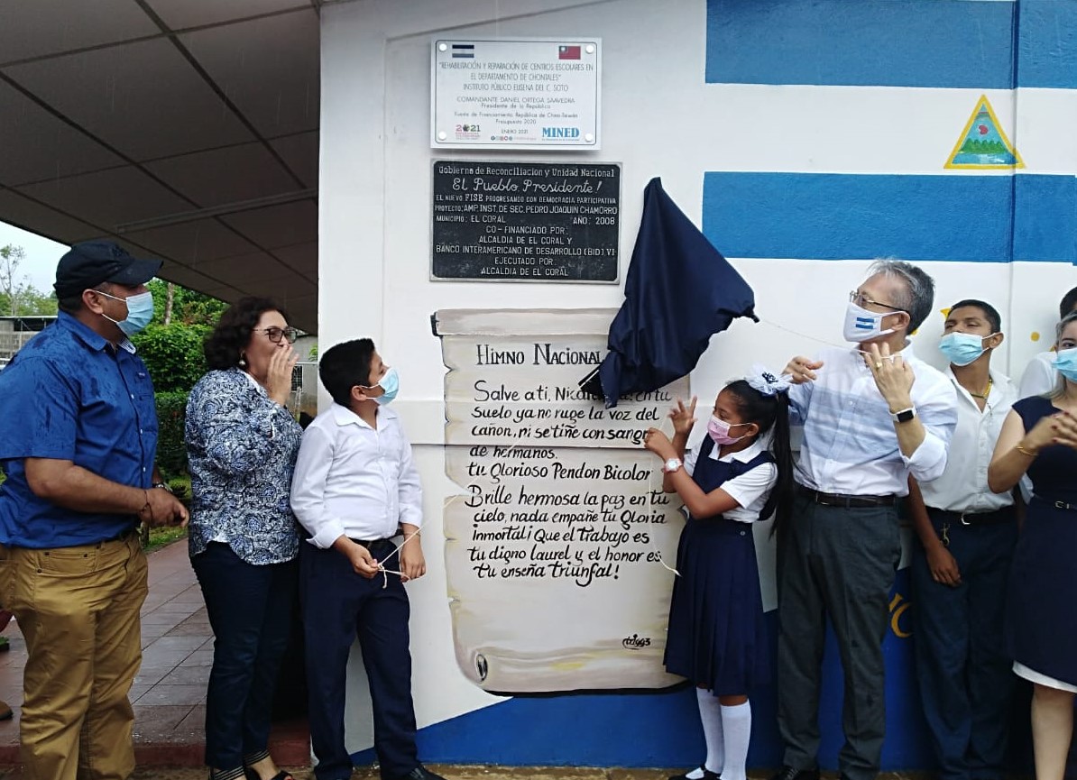 minednicaragua's tweet photo. 🎉🏫 Compañera Miriam Ráudez, Ministra de Educación, Jaime Chin-Mu Wu, Embajador de China Taiwán y la Comunidad Educativa celebran con alegría inauguración y rehabilitación del Centro Educativo Elisena del Carmen Soto, en el municipio El Coral, departamento de Chontales.

(2/1) https://t.co/qWKzHHP9rD