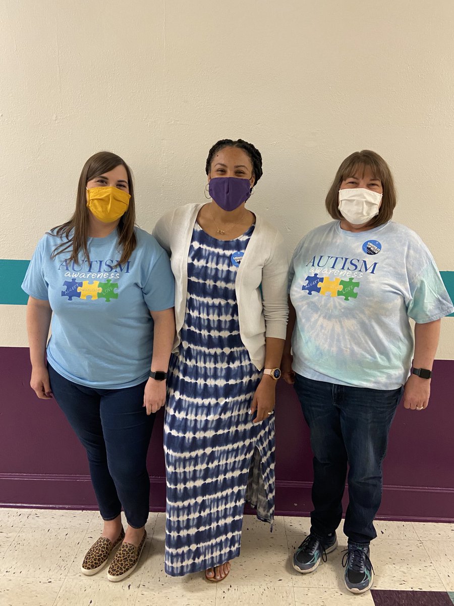 jen_ridgell's tweet photo. RES EC Dept. “Lights it up Blue” ⁦@RES_RSSS⁩ ⁦@JenniferWarden5⁩
#ThisisAutism #RSScelebratesdifferences https://t.co/03GxGNfb11