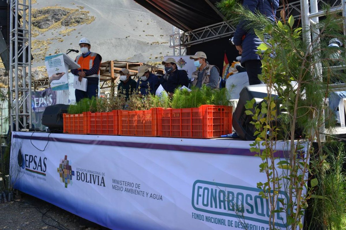 EpsasBo's tweet photo. EPSAS  y FONABOSQUE llevaron adelante la Campaña de Forestación en la Represa de Incachaca, para así sembrar vida.
 #cuidemoselagua 
#cuidemoslospulmonesdelplaneta https://t.co/sHaZ9BQsQo