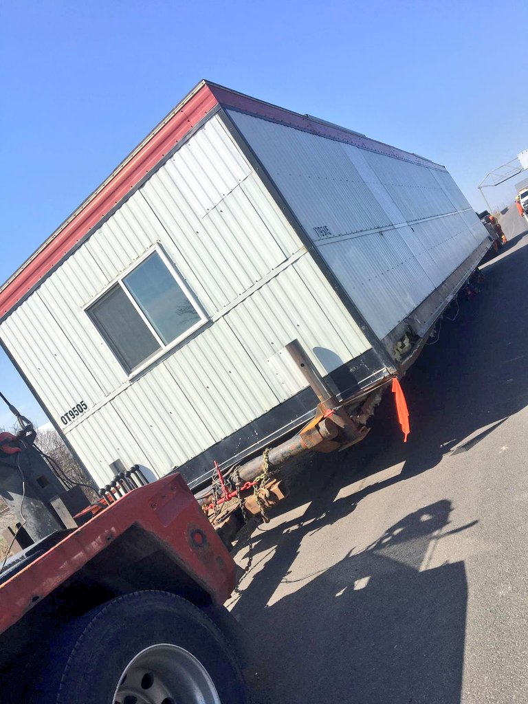 OPP_HSD's tweet photo. Wheel seperation #Hwy400 sb near Sheppard Ave. Trailer lost all wheels on left side of trailer. Right lane blocked for #WheelOff investigation https://t.co/CbGtuDwa0r