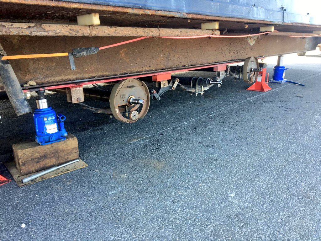 OPP_HSD's tweet photo. Wheel seperation #Hwy400 sb near Sheppard Ave. Trailer lost all wheels on left side of trailer. Right lane blocked for #WheelOff investigation https://t.co/CbGtuDwa0r
