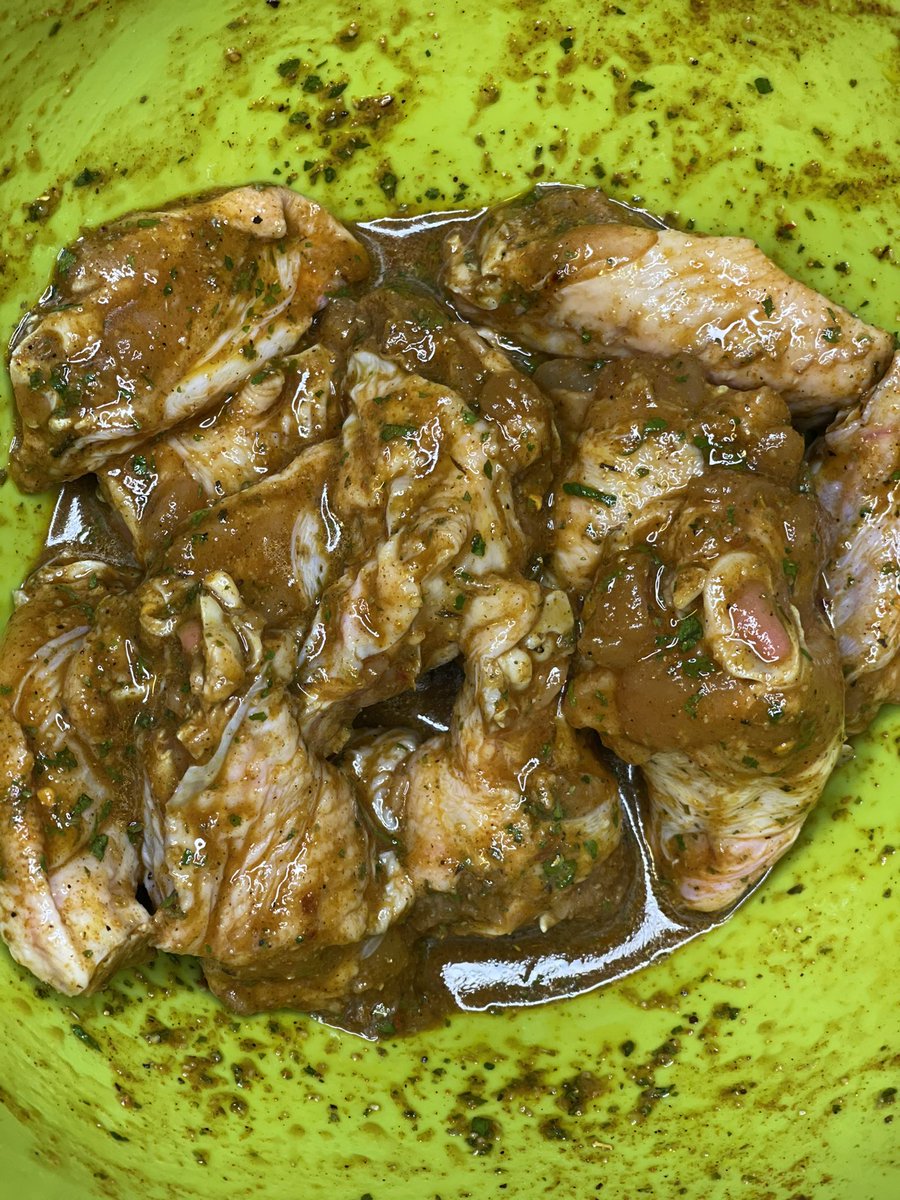 ComeDineWithTee's tweet photo. Am I the only one who enjoys the way marinated chicken/meat looks?🤩🤩

No filter btw! https://t.co/7aanl1uA12