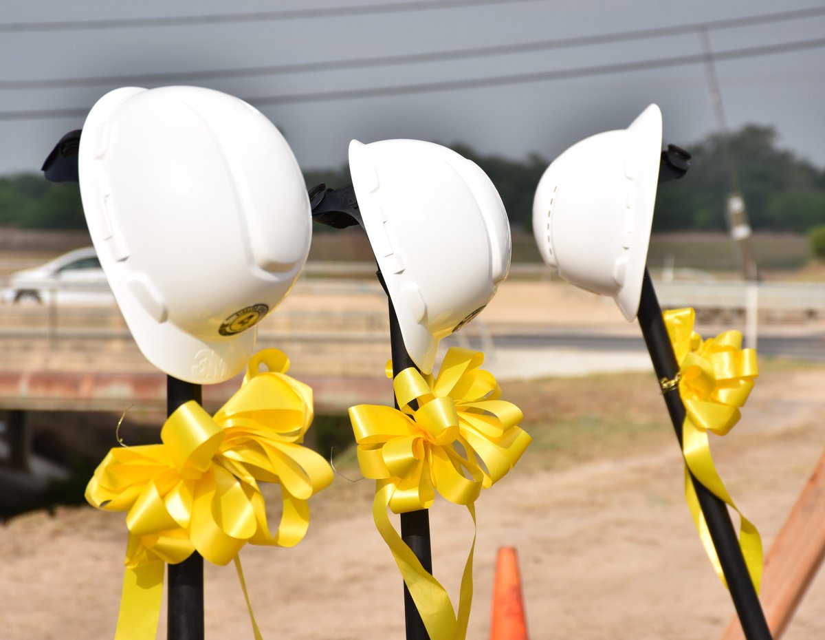 HidalgoCountyTX's tweet photo. Hidalgo County Pct. 4 Commissioner Ellie Torres in collaboration with the Hidalgo County Drainage District No. 1 hosted a groundbreaking with partners Pct. 2 Commissioner David L. Fuentes, Cities of McAllen & Edinburg for the S. Main Drain Project Expansion #countygovinaction🚧 https://t.co/WwTWUWiACH