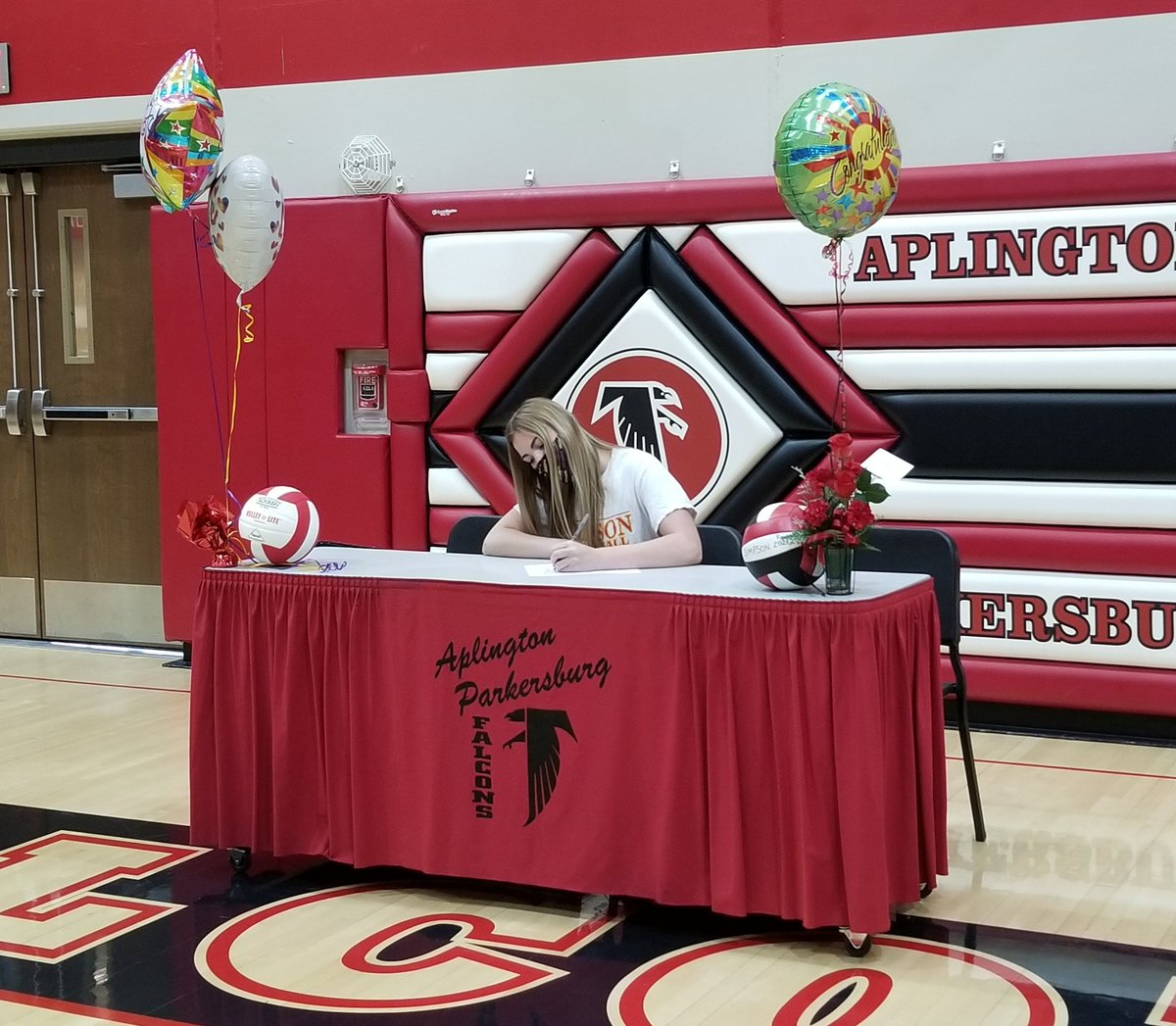 jakearyder's tweet photo. Aplington-Parkersburg's Mackenzie Reynolds signed with Simpson College volleyball today. #iahsvb https://t.co/OkDJZ7v5zn