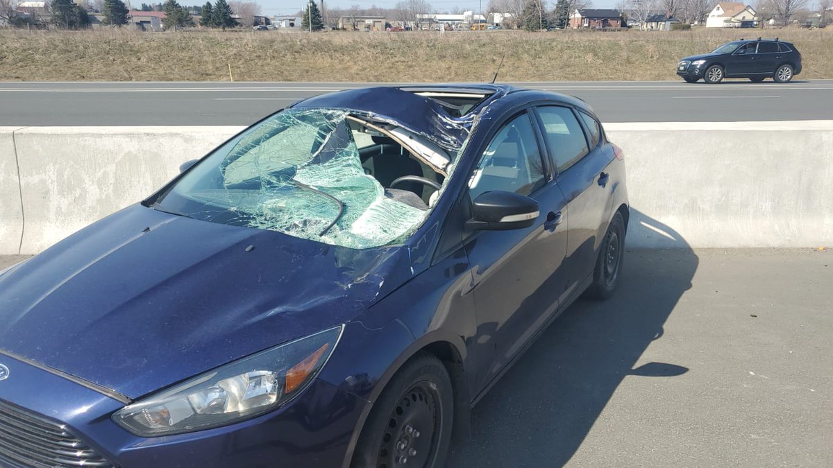 OPP_HSD's tweet photo. #WheelOff #Hwy401EB closed at Harmony Rd. Pickup truck travelling WB lost a wheel which bounced into eastbound lanes struck an EB vehicle. Driver taken to hospital with serious injuries. Updates to follow https://t.co/WXvxGZpX1L
