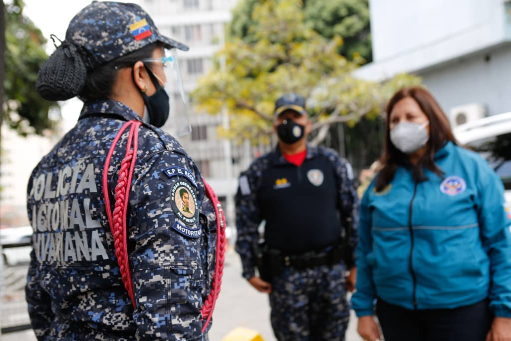 MijpVzla's tweet photo. Ministra A/J Carmen Meléndez, realizó recorrido por las diferentes estaciones policiales de la Capital, con el objetivo de brindar atención y soluciones a los requerimientos de los funcionarios que prestan servicio en la primera línea de batalla , protegiendo al pueblo venezolano https://t.co/0ptuxFprAv