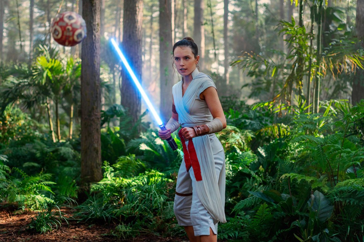 The rainforests of Ajan Kloss form an obstacle course where both her mind and body are tested.Leia has even recovered some of Luke's old training tools.