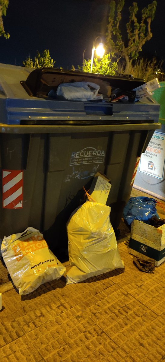 josancico's tweet photo. Todos los contenedores de la zona están igual. Como ciudadanos cumplimos reciclando, ahora falta vuestra parte.¿Cuándo pensáis solucionar esto?@PPRMurcia @Vox_Murcia #MalaGestion #SantoAngelLimpia #MurciaEstercolero https://t.co/X0lHBiFNC8