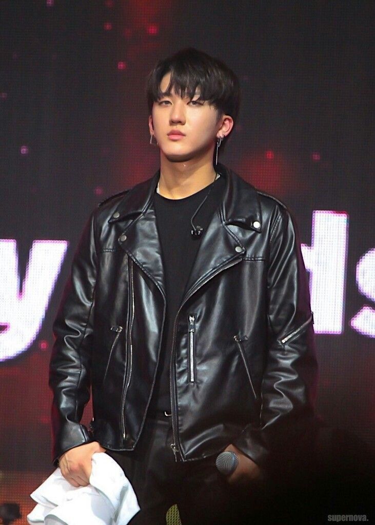 Seo Changbin wearing black, a devastating thread :  #CHANGBIN