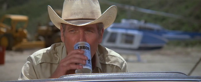 Ah et une fois qu'ils s'en sortent, Paul Newman et son stetson sirotent tranquillement une bonne bière en canette de la marque Tabor