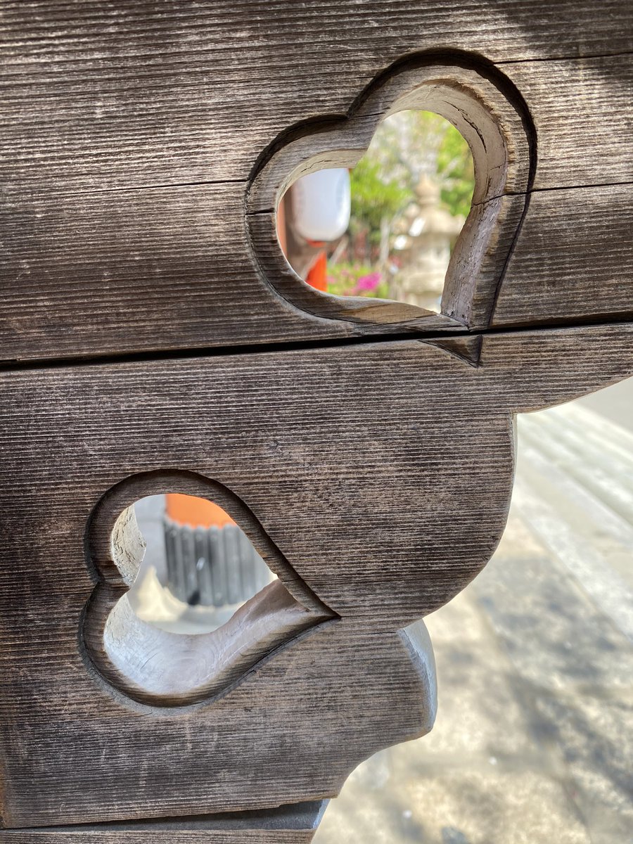 Midori_Mat's tweet photo. Every time I find heart shape,It makes me remember #Periscope 💙💚💛🧡❤️💜💙💚💛🧡❤️💜
I found this heart at shrine today⛩
I feel secure knowing you guys are with me😌Thank you everyone🙏🏻 https://t.co/YcIBmIIxFg
