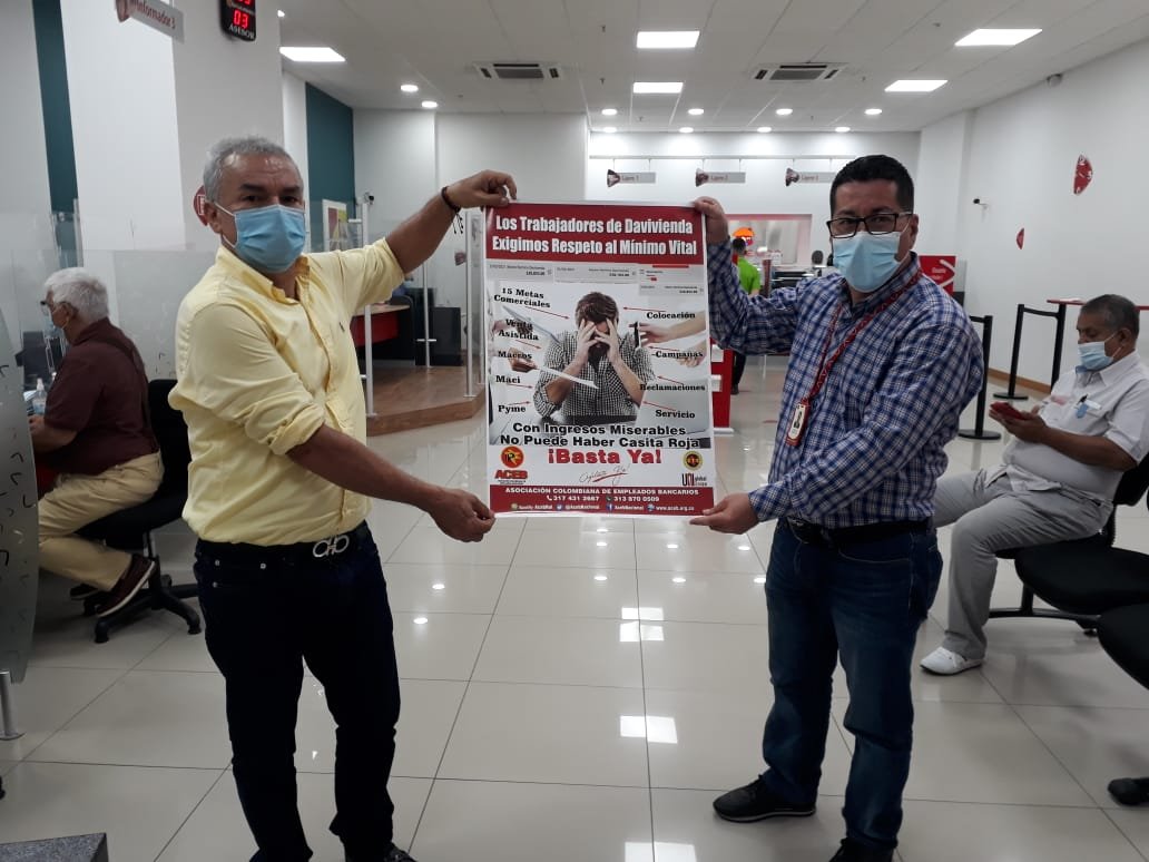 acebnacional's tweet photo. 📢 Mitines de denuncia a nivel nacional #AcebNeiva @acebnacional 

@davivienda comenzó a introducir requisitos de manera arbitraria, para recortar progresivamente los incentivos que recibían sus trabajadores por el cumplimiento de metas; en esta práctica DAVIVIENDA es líder. https://t.co/mn7gCAWWF2