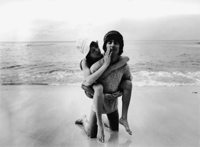 VogueFrance's tweet photo. We all need some holiday inspiration right now, so let's look to the stars --> https://t.co/i72U6KIFxu https://t.co/otFbie06MO