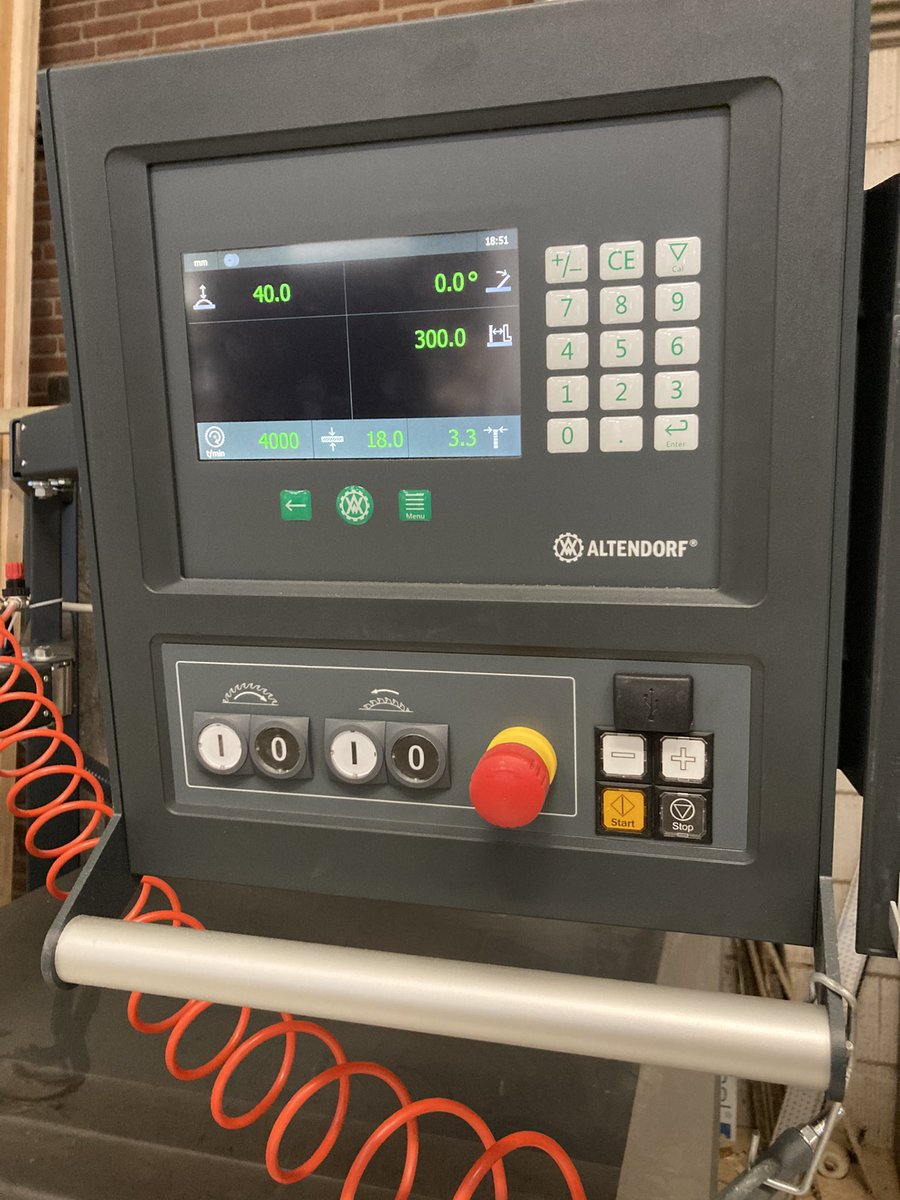 maatwerkkast's tweet photo. Wat een mooie machine! De nieuwe Altenforf F45 is geplaatst. Morgen weer vol gas aan t werk. Uitlezing en instelling zijn digitaal. Rechts naast de zaag 1600mm en een roltafel van 3800mm. We gaan er op vooruit👌👍 https://t.co/s7nFYpLfbG