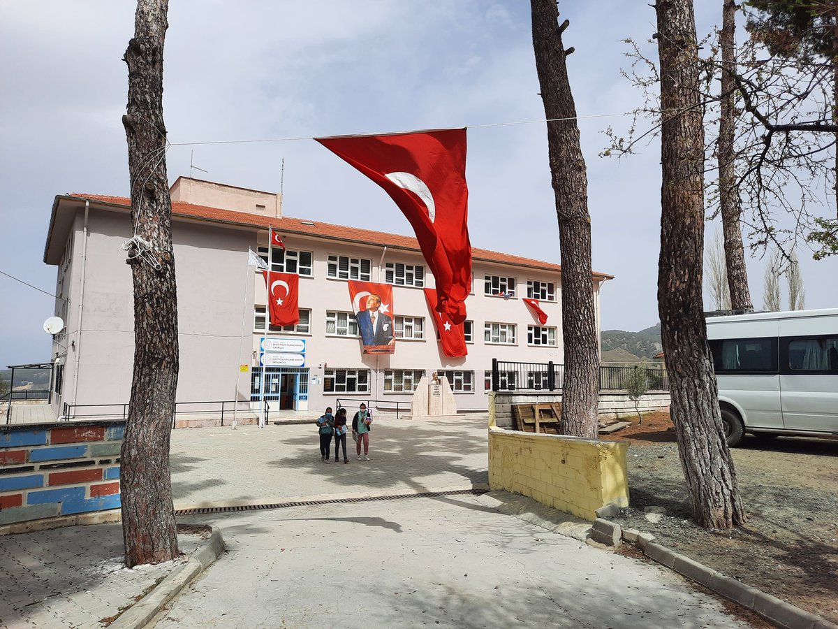 Özlüce İlkokulu/ Ortaokuluna  20 Mayıs 1987 tarihinde Elazığ Palu'da Polis Özel Harekatın ilk şehidi olan Yılmaz Mayuk'un ismi verildi. Öncülük eden Kaymakamımıza teşekkür ederiz. Şehidimizin Ruhu Şad olsun...
<a href="/AbdulkadrSahn/">Abdulkadir Şahin</a> <a href="/totak2066/">Nurettin TIKIM</a> <a href="/kalemem20/">Kale İlçe Milli Eğitim Müdürlüğü</a> <a href="/KaleKaymakamlig/">Kale Kaymakamlığı</a>