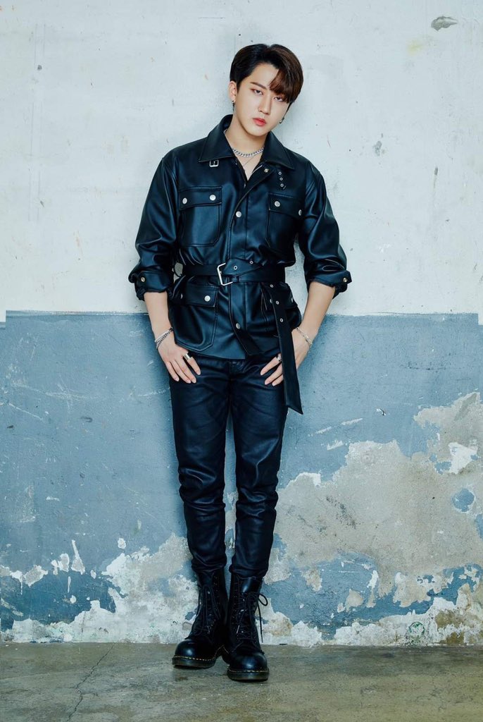 let me end this magical thread with this all black outfit suiting Changbin's figure perfectly