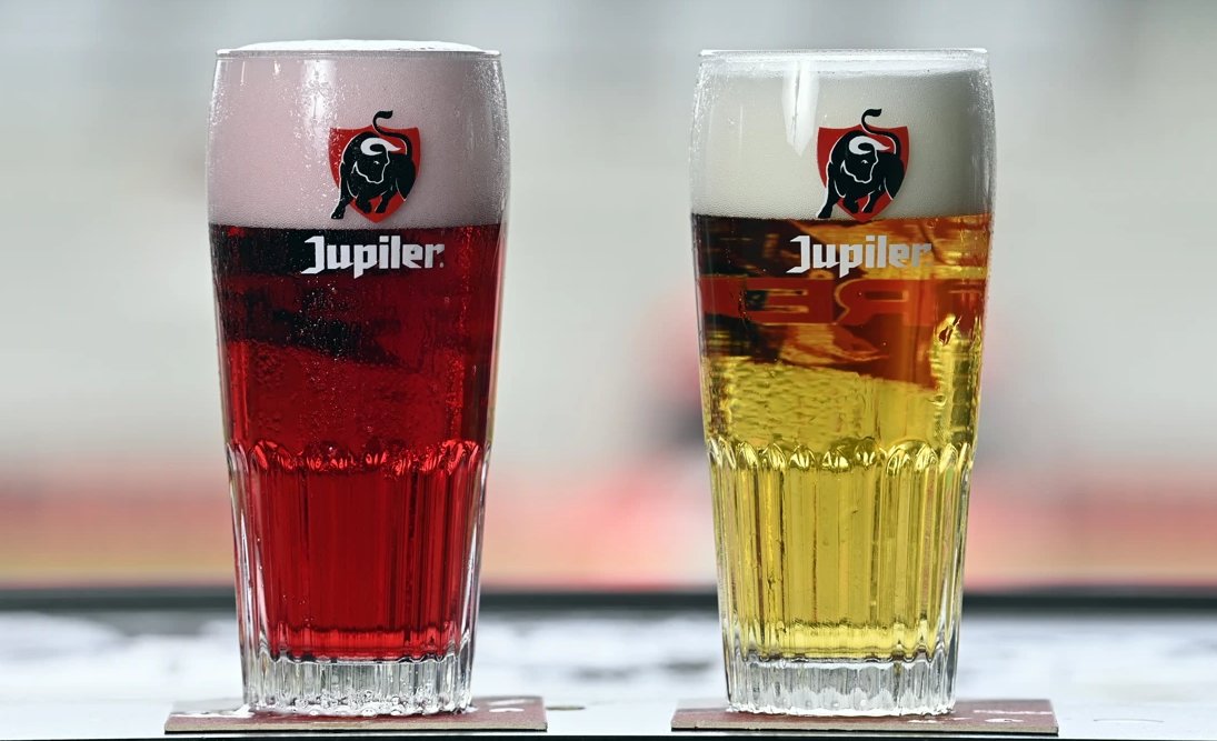Moment unique dans le stade Roi Baudouin! Nous avons lancé notre campagne 'We're All Red Inside'. Pendant l'Euro, la bière Jupiler sera colorée en rouge. Avec les diables rouges, nous allons colorer le pays en rouge! #LimitedEdition ab-inbev.be/fr_BE/news/jup…