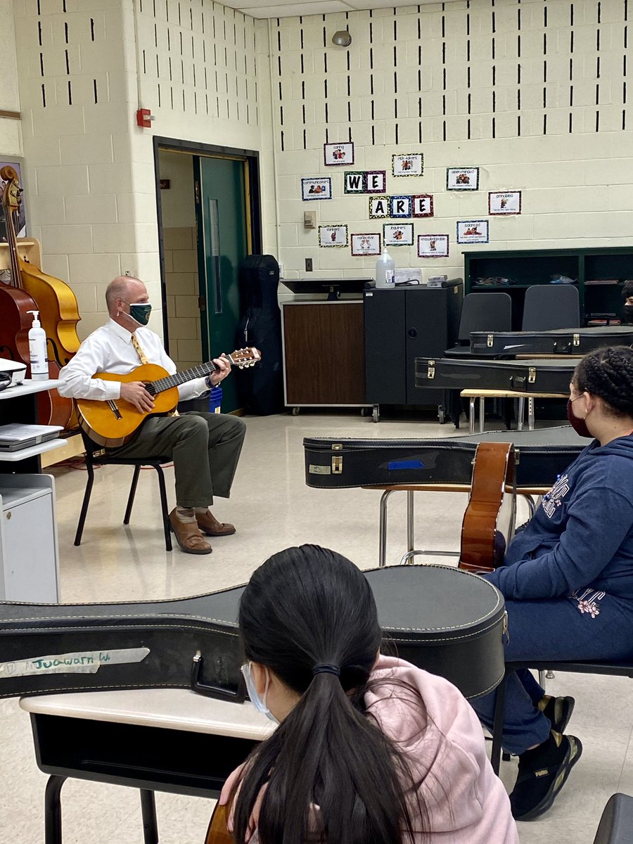 Stembucmusic's tweet photo. Special guest artist in our woodwind classes today! @SRMS_Principal #bestprincipalever #internetnotneeded #makingmusiceveryday @BCPSMusic @StemmersRunMS @BCPS1 @BCPS_Magnet @lbennettband @cohn_amy @shanejensen78 @schneckbk https://t.co/b6kE9GHE8e