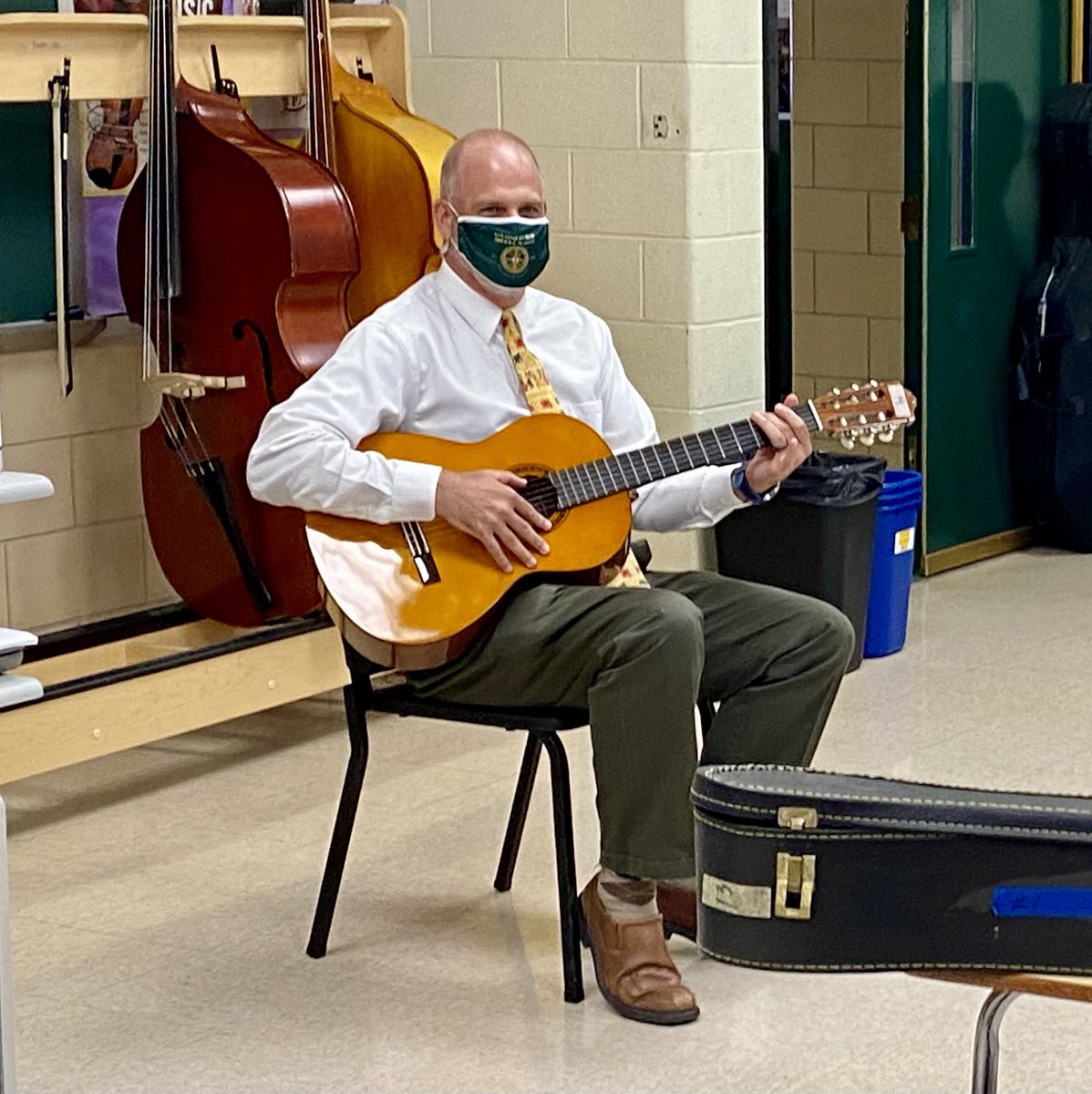 Stembucmusic's tweet photo. Special guest artist in our woodwind classes today! @SRMS_Principal #bestprincipalever #internetnotneeded #makingmusiceveryday @BCPSMusic @StemmersRunMS @BCPS1 @BCPS_Magnet @lbennettband @cohn_amy @shanejensen78 @schneckbk https://t.co/b6kE9GHE8e