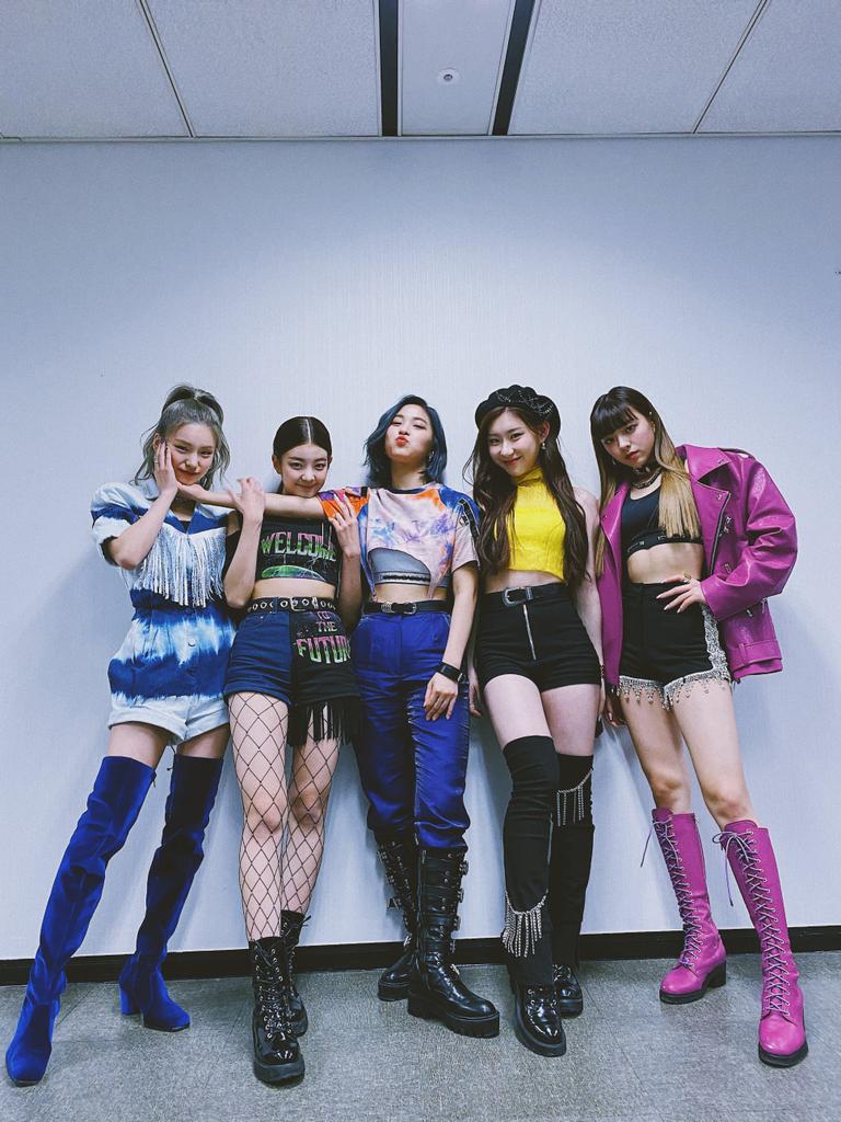 5IMPHONY's tweet photo. ㅤ🎼․․ ․ ․ 𝖥𝗂𝗏𝖾 𝗏𝗈𝗂𝖼𝖾𝗌, 𝗈𝗇𝖾 𝘴𝘺𝘮𝘱𝘩𝘰𝘯𝘺.
ㅤㅤㅤ ㅤ◞ Sımphonч's * events
#SOLODp
¿Nosotras? Esperando a que llegue el turno de cantar #SOLOwithADALIAdp para sacar nuestro lado fan y gritar mucho. ¡Te deseamos lo mejor! ★ https://t.co/Fz38yZ8ENW