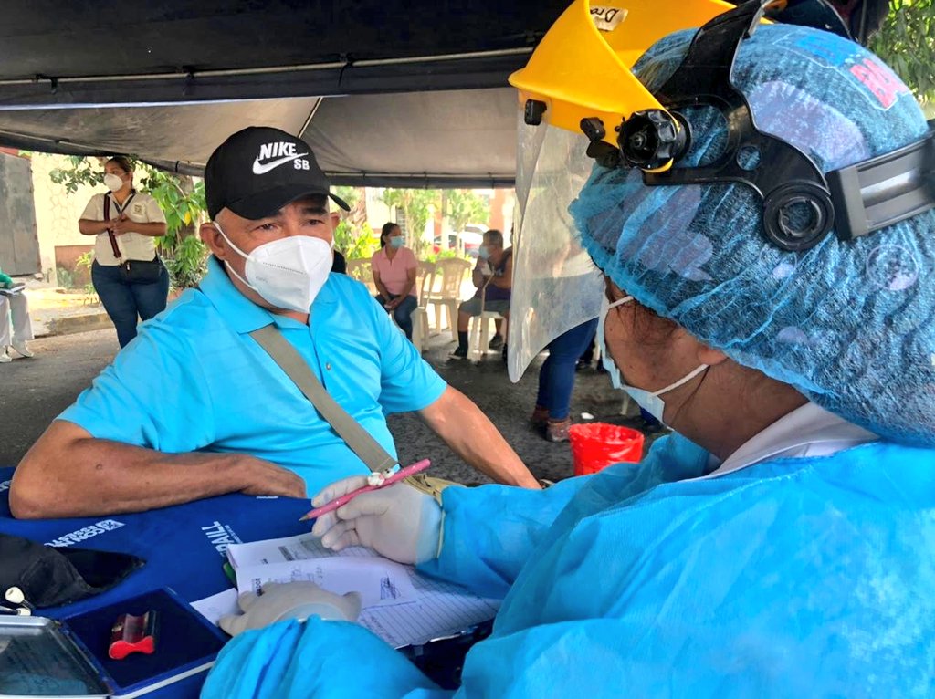 Roberto65018097's tweet photo. 🩺❤️ Durante la mañana de este jueves, llegamos hasta la Col. Guatemala II del Distrito I para atender a los vecinos con jornada médica. Nuestro equipo brindó  consultas generales, tomas de temperatura y presión arterial, limpieza dental, entrega de medicamentos y mucho más. https://t.co/5EpLE7inTg