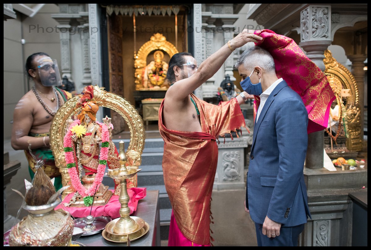 Photo du Jour: London mayor <a href="/SadiqKhan/">Sadiq Khan</a> visits the Shree Ghanapathy Temple in Wimbledon whilst campaigning to be re-elected as Mayor. By Stefan Rousseau/PA