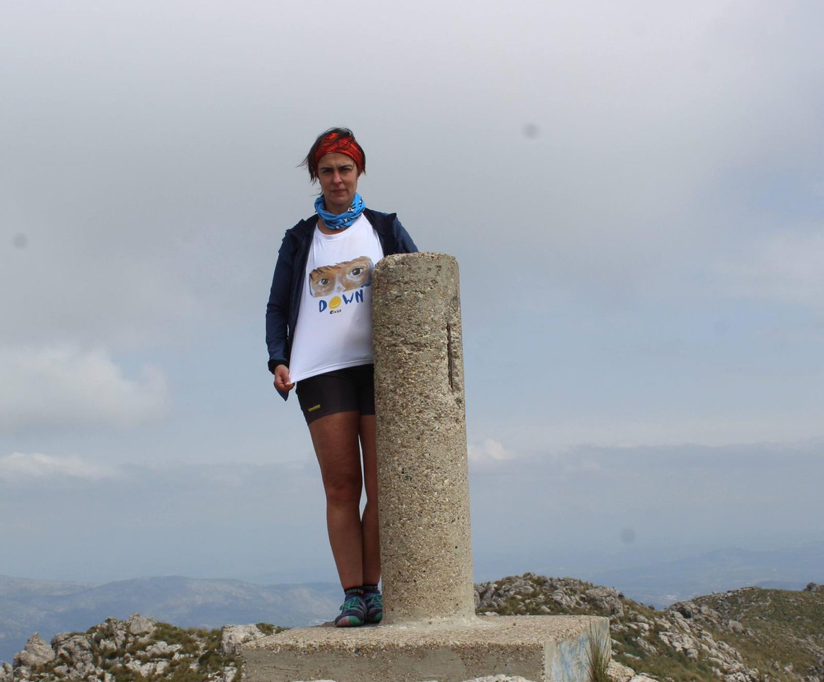 Nuestra embajadora para Andalucía, Alo Garcia, en el pico Tiñosa, techo de Córdoba,#sumando #kmxlainclusion #nomeabandonesenlacima 
#unasolameta 
Grande💪💪💪