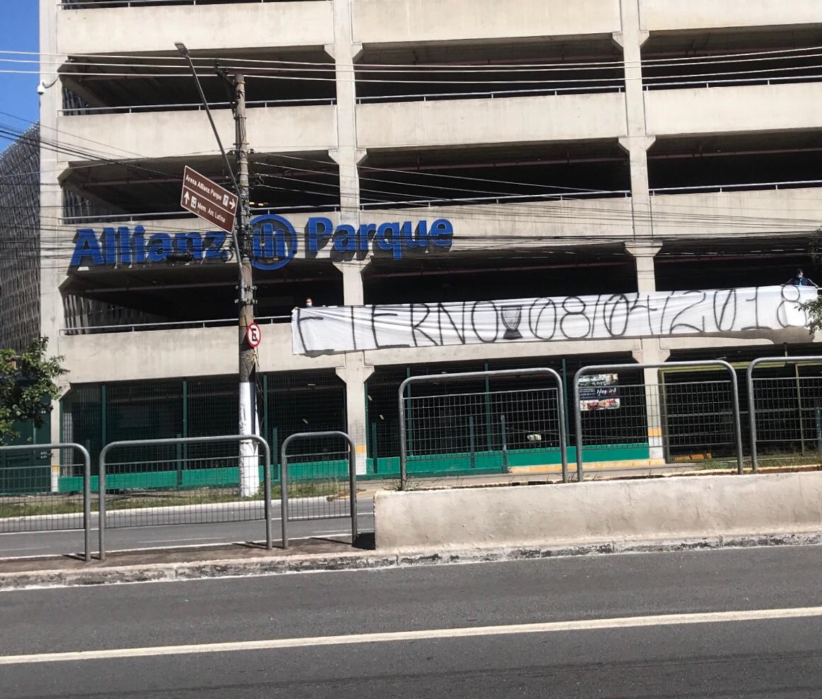 TiagoSalazar's tweet image. Torcedores do Corinthians colocaram uma faixa no @AllianzParque para provocar os palmeirenses. Hoje é aniversário de 3 anos do título Paulista de 18, conquistado na casa alviverde. #Rivalidade