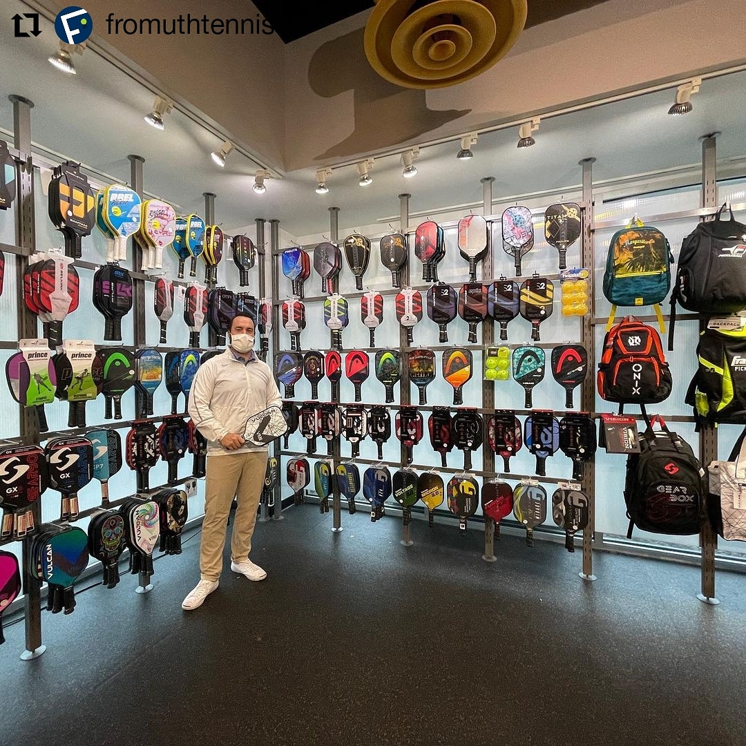 PickleMalaga's tweet photo. 👏🏓Espectacular corner de #pickleball dentro de una tienda de #tenis https://t.co/awOC5JuOIy