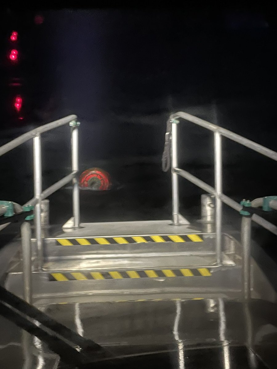 bms_bv's tweet photo. Zojuist met BMS Vrijheid uitgevaren voor onbekend drijvend object in Westgat.
Bleek om gekapseisde boei te gaan, geen #container #BalticTern 
Als eerste ter plaatsen. Positie en situatie doorgeven aan @Kustwacht_nl https://t.co/Bltzp4fYW8