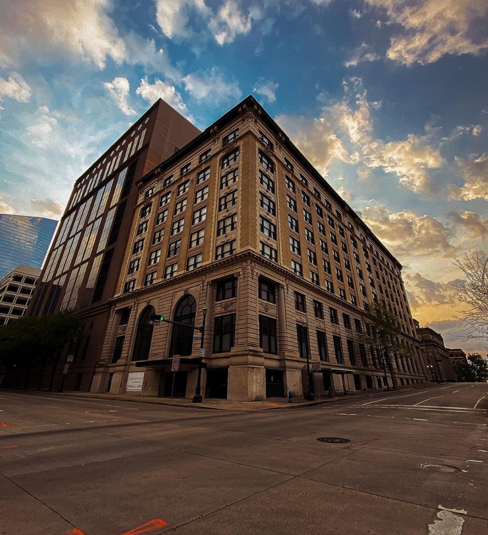 MarketSquareHou's tweet photo. Before #TheCorinthian was a lavish venue, the building was home to the 𝐅𝐢𝐫𝐬𝐭 𝐍𝐚𝐭𝐢𝐨𝐧𝐚𝐥 𝐁𝐚𝐧𝐤 for 50+ yrs. Today, the it hosts weddings in the Great Hall on one side, and welcomes home residents of #DTHOU as Franklin Lofts. 💖
    
📸 https://t.co/qNsKHdGnmm https://t.co/Xsx96TLaG0