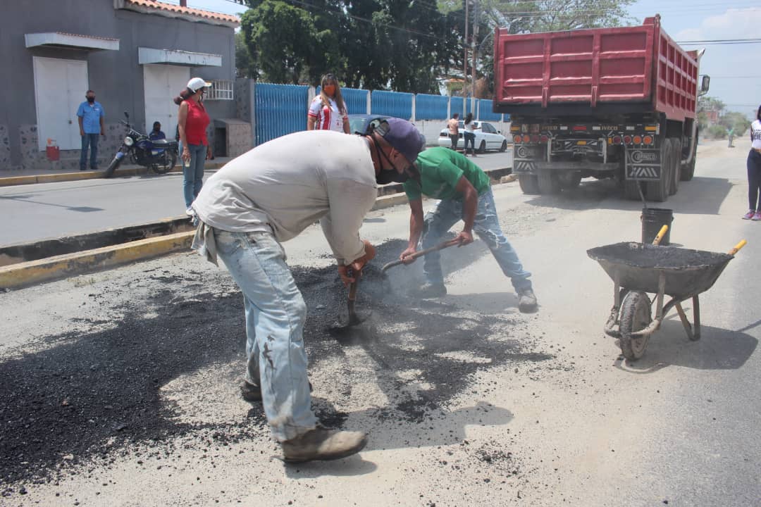 PSUVParroq_SG's tweet photo. Gracias al Gob. @R_MarcoTorres , la empresa @viasdearaguas y trabajadores #Serpumar en el sector I de la urb. Valle Lindo #Turmero, colocado 120 toneladas de asfalto bajo el plan bacheo del autogobierno comunal #YoDefiendoHaciendo que lidera @johanitakenpo #JuntosContraLaCovid19 https://t.co/SWB0l6Izuz