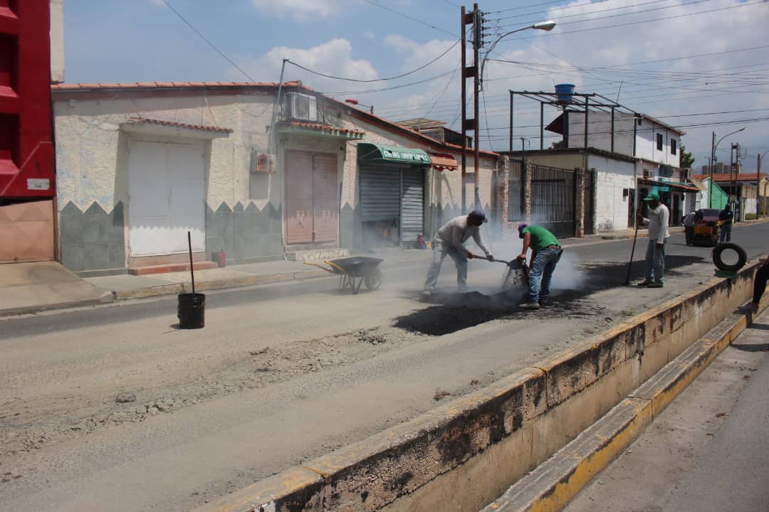 PSUVParroq_SG's tweet photo. Gracias al Gob. @R_MarcoTorres , la empresa @viasdearaguas y trabajadores #Serpumar en el sector I de la urb. Valle Lindo #Turmero, colocado 120 toneladas de asfalto bajo el plan bacheo del autogobierno comunal #YoDefiendoHaciendo que lidera @johanitakenpo #JuntosContraLaCovid19 https://t.co/SWB0l6Izuz