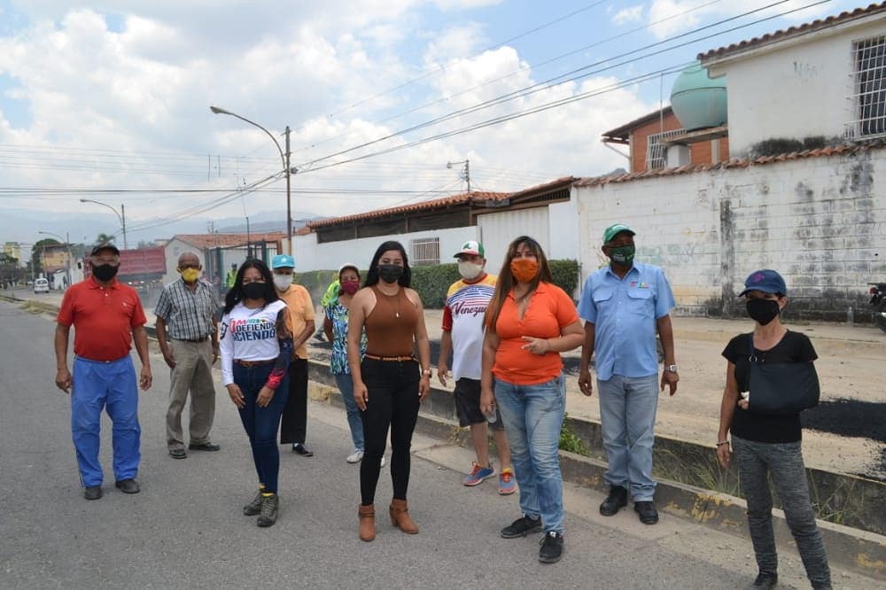 PSUVParroq_SG's tweet photo. Gracias al Gob. @R_MarcoTorres , la empresa @viasdearaguas y trabajadores #Serpumar en el sector I de la urb. Valle Lindo #Turmero, colocado 120 toneladas de asfalto bajo el plan bacheo del autogobierno comunal #YoDefiendoHaciendo que lidera @johanitakenpo #JuntosContraLaCovid19 https://t.co/SWB0l6Izuz