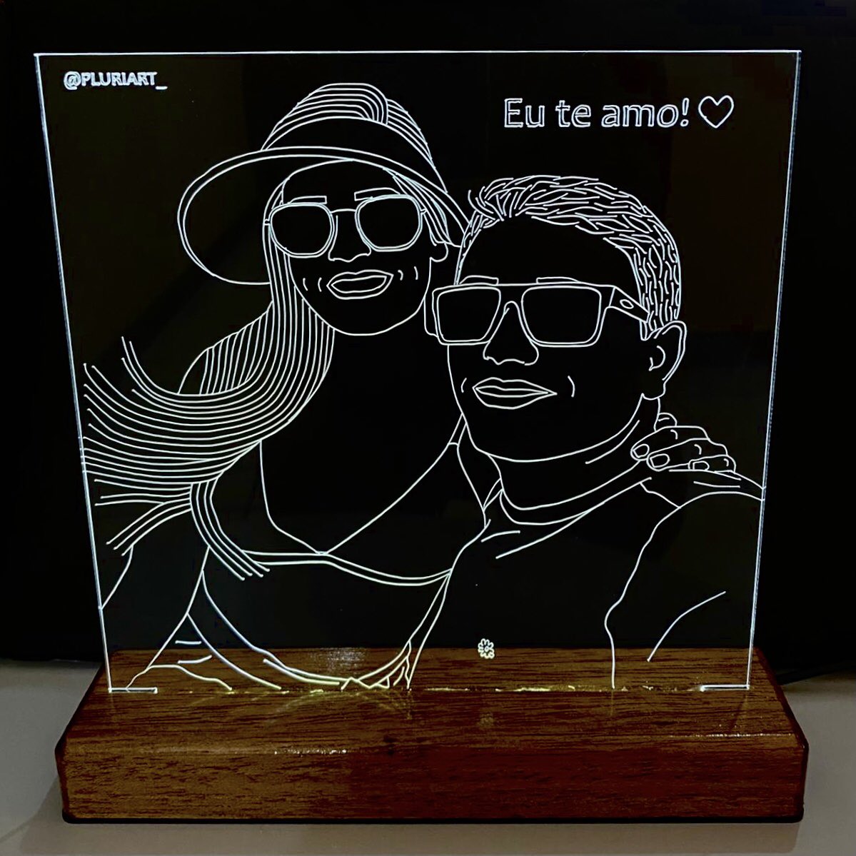 pluriart_'s tweet photo. Essa luminária ficou maravilhosa, todos os detalhes ficaram exatamente iguais aos da foto! Nossos clientes gostaram muito, e vocês? 💡❤️

A partir de 149,90.

#casal #viagem #praia #amor #luminariasdecorativas #presente #personalizados https://t.co/VbfJ19Yu7d