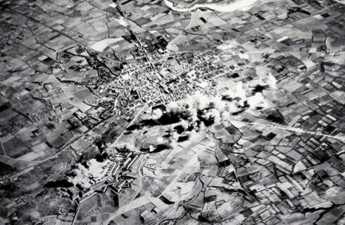 premsahistoria's tweet photo. Febrer de 1938.
18 durs bombardejos, de l'aviazione italiana, dels espanyols i alemanys, en 21 dies a Figueres. Tot i tenir 15 refugis antiaeris van haver més de 300 morts. https://t.co/T0B3cVRs0S