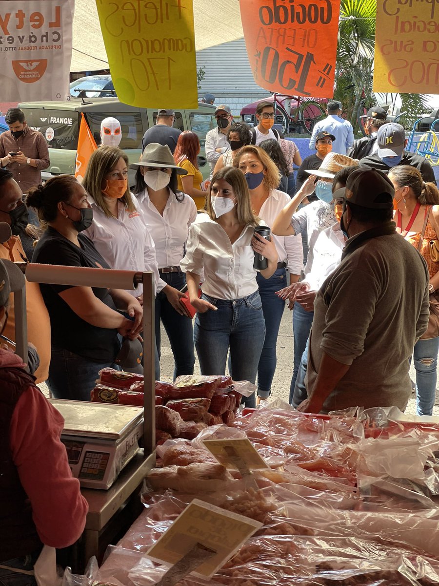 PrisFrancoB's tweet photo. Vinimos al Mercado del Mar de Higuerillas, donde nos acompañó @PabloLemusN para platicar con los locatarios y que nos contaran sus necesidades como mercado para que les vaya mejor.
Mi equipo y yo aprovechamos para quedarnos un rato a comer y recargar pilas para más tarde. https://t.co/lev0vPGbTV