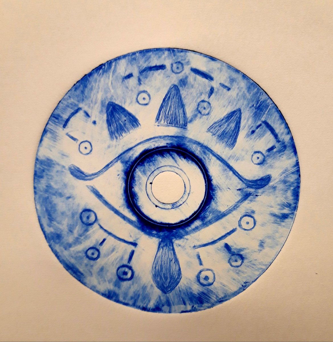 ArtistSeal's tweet photo. Ok so a while back in art class I made this thing that I honestly don't know what it's called in english but basically you use a needle on a DVD and put paint and then print it. I decided to do the shieka eye from botw because why not. I am happy how it turned out.

#BOTW #Zelda https://t.co/Hbk74qw2L6