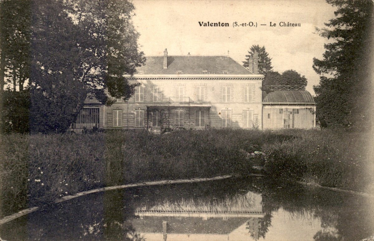 En 1839 le parc est divisé en deux. Le château, qui se trouvait dans la partie haute, est en ruine. Il est reconstruit dans la 2e moitié du XIXe siècle. Les deux grosses tours en brique sont ajoutées vers 1925. Le château de la Tourelle est construit en 1885 dans la partie basse.