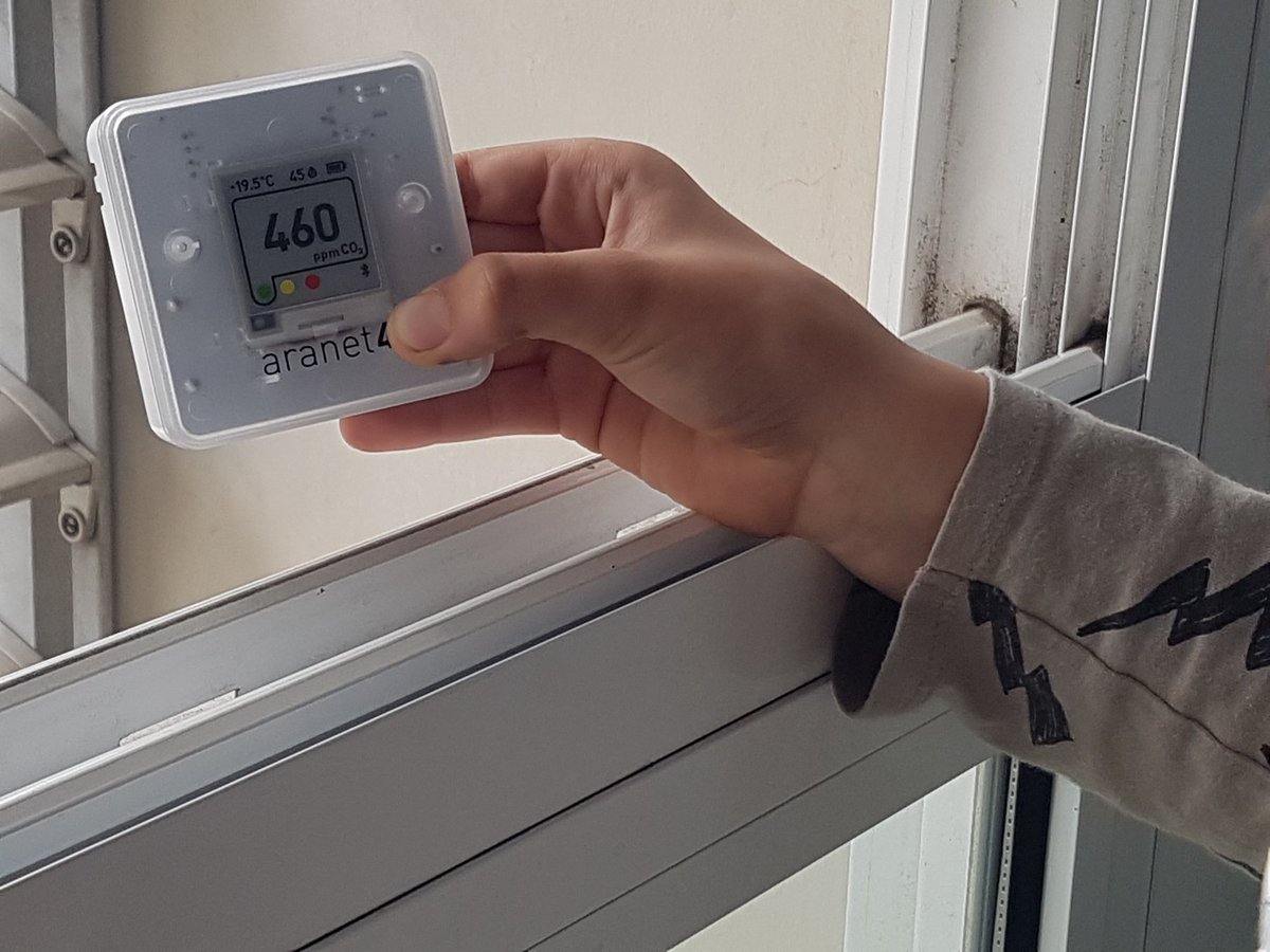 SomRiusEscola's tweet photo. Ahir vam iniciar les activitats de la #SetmanaVerda. A 5è hem estrenat els mesuradors de CO2 proporcionats l'@AFASomRius. Hem fet gràfiques, mesures, hipòtesis i estimacions i al final hem tret una conclusió : a més ventilació, menys CO2 @BCN_Ecologia @CRP_Gracia @lfds_bcn https://t.co/ByR2UC2tai