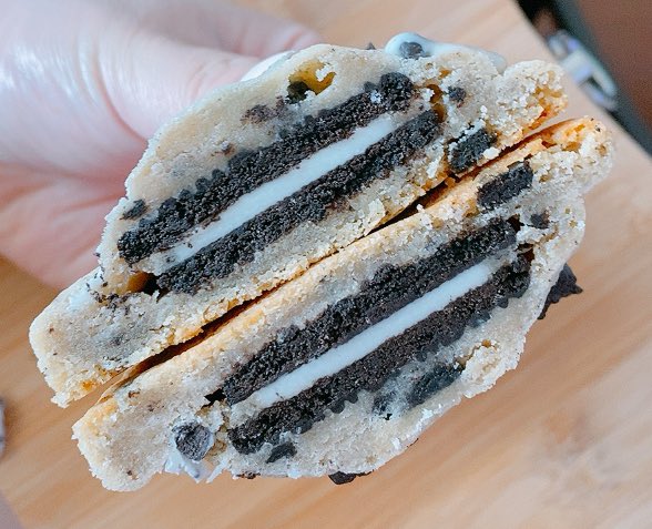 perfectbatch_to's tweet photo. Oreo stuffed cookies n cream cookie🍪
Not on the menu, but had to give this a try🔥
#OREO 
•
•
Thoughts? https://t.co/iLXfd4wJ5t