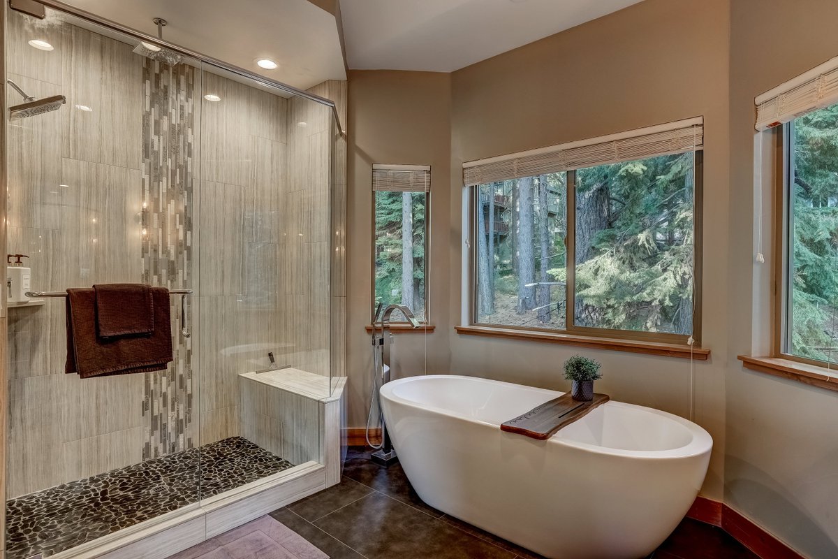 GrandWelcome's tweet photo. Sierra State of Mind is a modern and sleek South Lake Tahoe vacation home. #tahoe #laketahoe #exploretahoe #laketahoelife https://t.co/torVC4RAcB