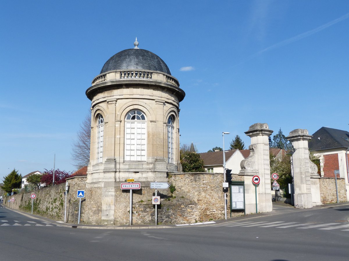 Ce n'est que dans les années 1950 que commence le lotissement du parc, la commune étant restée principalement rurale jusqu'à la 2e Guerre mondiale. De petits pavillons sont construits, en même temps que les tours de l'office HLM de l'autre côté du mur (à Villeneuve-St-Georges).