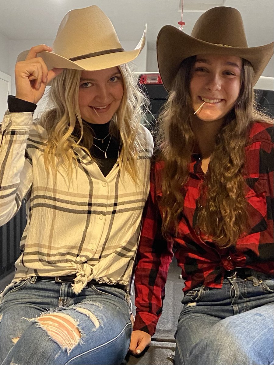 CheevieCheever's tweet photo. @ScottyMcCreery @Yoo_GabaGaba Please call up Savannah Cheever at the concert Sat! She’s the blonde! https://t.co/kvCLapEeIk