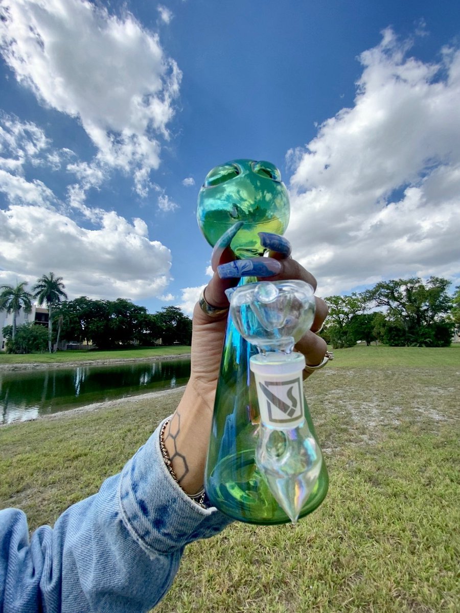 DailyHighClub's tweet photo. 🔥 GIVEAWAY🔥 

Missed our Martian? We partnered with @wavesofapisces to give one away! 👽

1. Follow @dailyhighclub and @wavesofapisces
2. Like this tweet 
3. Retweet w/ your best alien .gif

Winners announced 04/12/21

21+. US only. More rules below! Good luck, Earthlings! ✌️ https://t.co/Zfc6AT4BFD
