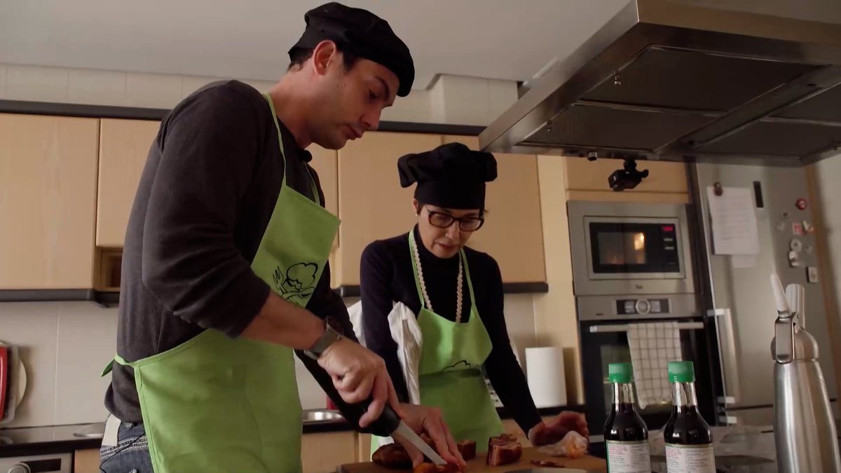 PrestameAtv_'s tweet photo. Soy una taza, una tetera, una cuchara, ¡y un cucharón! ☕ Qué alegría, qué buen día, qué felicidad nos han traído las cocinas de hoy. ¡Vamos a por el reto! 💪¡El emplatado! Chan, chan, chan #PréstametucocinaAtv https://t.co/JrYTdHjgvu