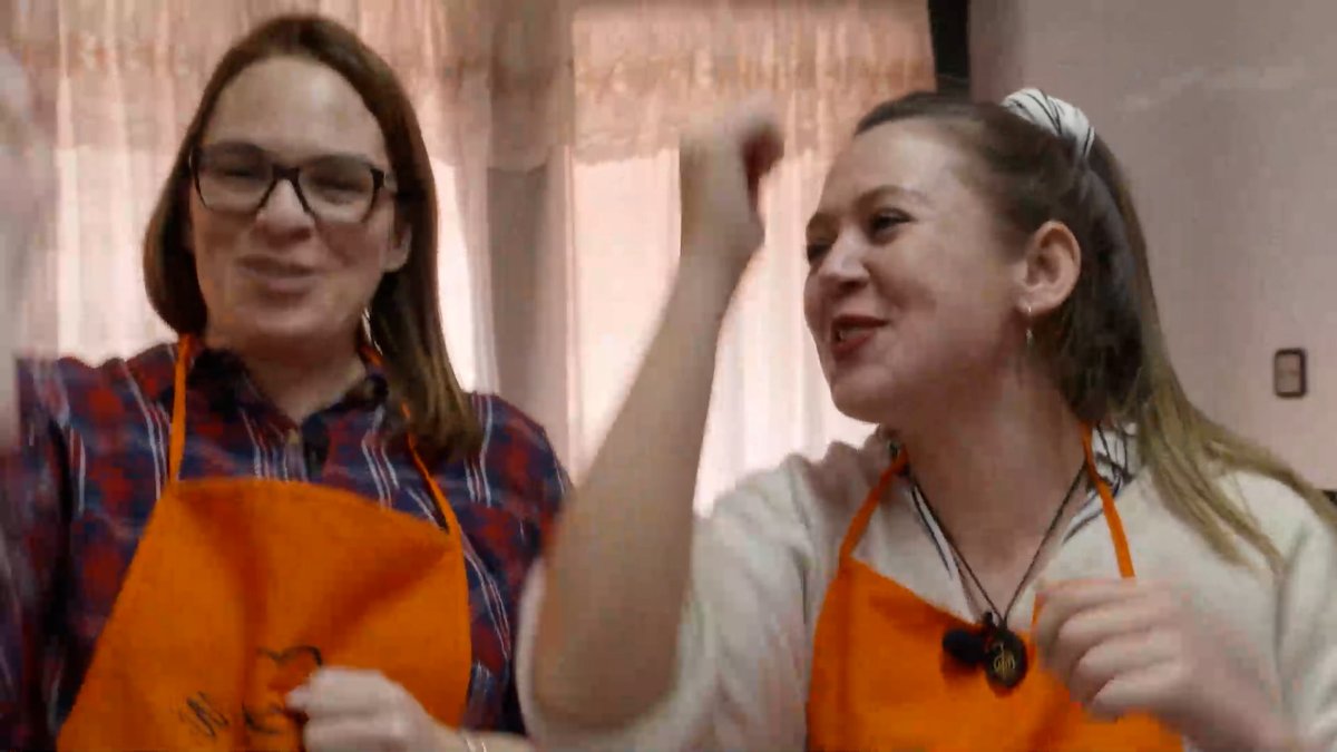 Soy una taza, una tetera, una cuchara, ¡y un cucharón! ☕ Qué alegría, qué buen día, qué felicidad nos han traído las cocinas de hoy. ¡Vamos a por el reto! 💪¡El emplatado! Chan, chan, chan #PréstametucocinaAtv