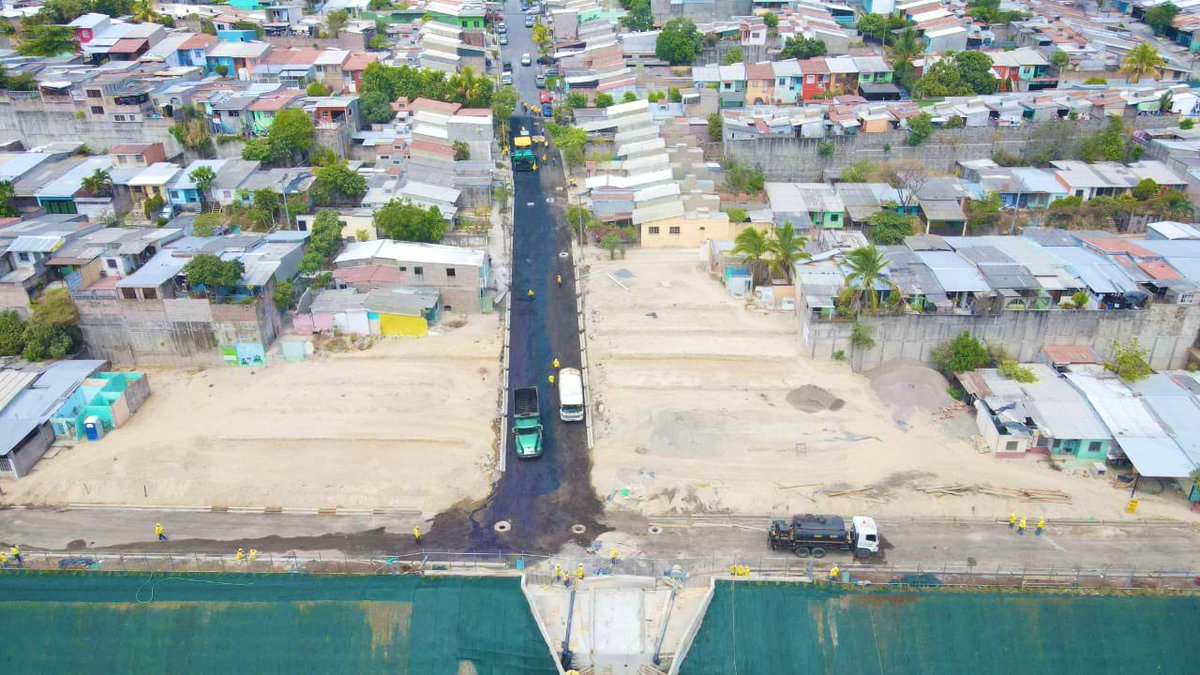 RomeoHerrera1's tweet photo. ¡Llevamos un 99% de avance!

Luego de eliminar una cárcava en la Residencial Santa Lucía, trabajamos en la pavimentación de la calle principal y en finalizar obras de estabilización de taludes.

Con esta obra, daremos seguridad y confianza a las familias zona. https://t.co/JsGGl47RIr